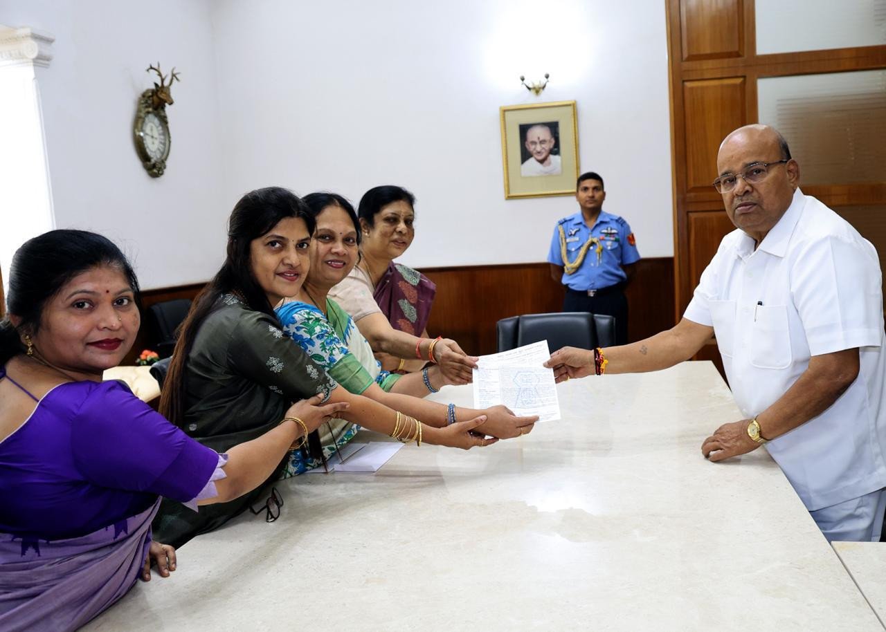 ಸನ್ಮಾನ್ಯ  ಶ್ರೀ  ಥಾವರಚಂದ  ಗೆಹಾಲೋಟಜಿ, ಮಾನ್ಯ ಘನವೆತ್ತ  ರಾಜ್ಯಪಾಲರನ್ನು  ರಾಜಭಾವನದಲ್ಲಿ  ಭೇಟಿ