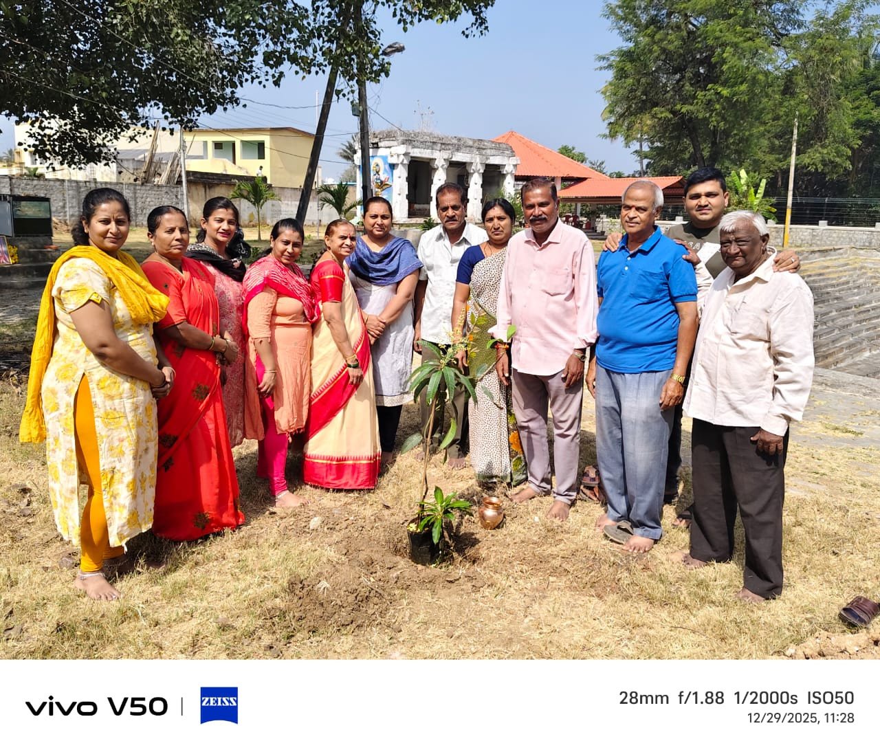 ಗಿಡ ನೆಡಿರಿ, ಪರಿಸರ ಸಂರಕ್ಷಿಸಿರಿ.
