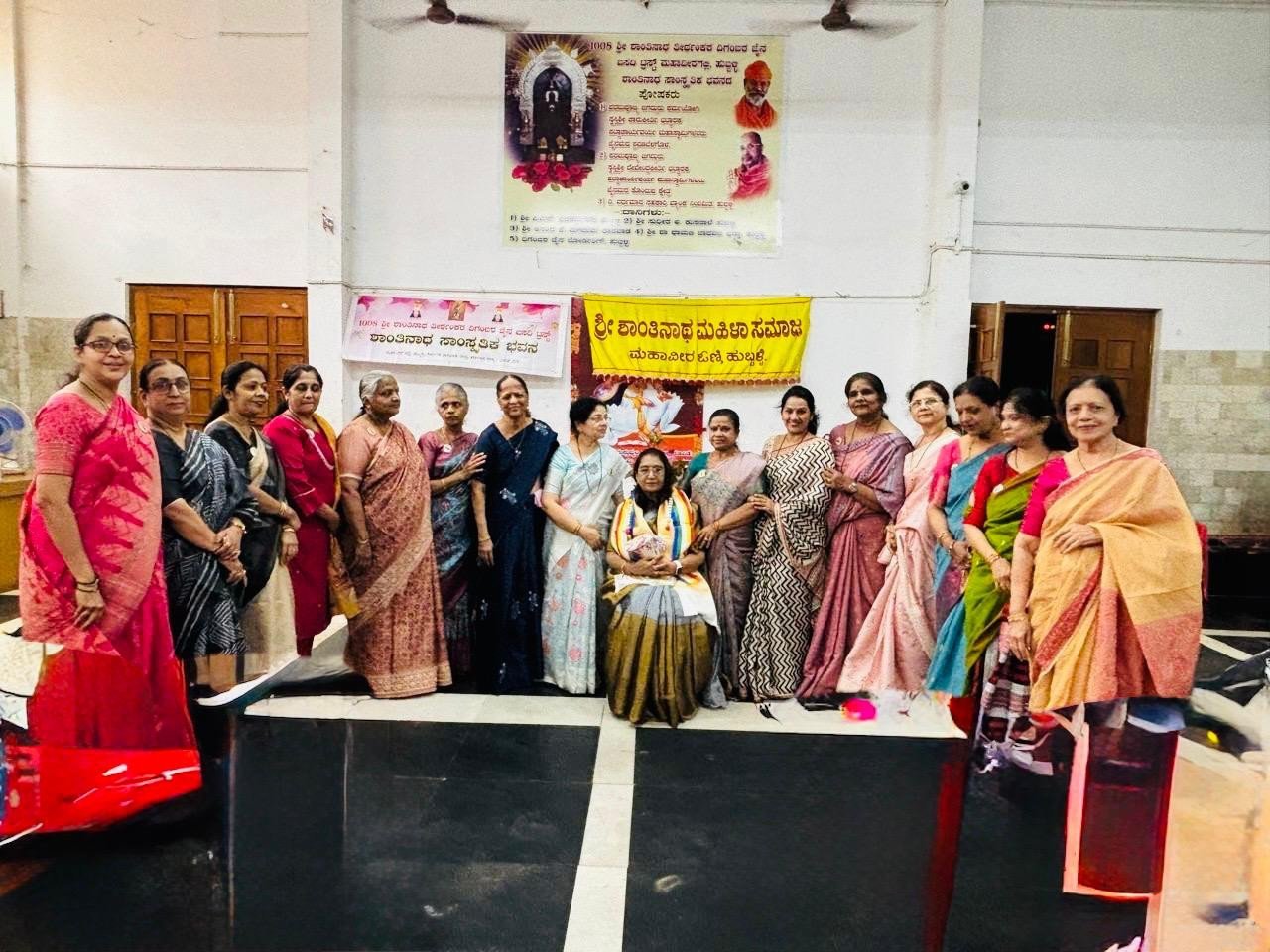 ಶಾಂತಿನಾಥ ಮಹಿಳಾ ಸಮಾಜದ ನಿಕಟ ಪೂರ್ವ ಅಧ್ಯಕ್ಷೆ ಶ್ರೀಮತಿ.ಸುಜಾತಾ ಗುಗ್ಗರಿ ಇವರಿಂದ ಈಗಿನ ಹೊಸ ಅಧ್ಯಕ್ಷೆ ಶ್ರೀಮತಿ.ಮೀನಾ ಬಾಗಿ ಇವರಿಗೆ ದಿ.5-6-2026 ರಂದು ಅಧಿಕಾರ ಹಸ್ತಾಂತರ