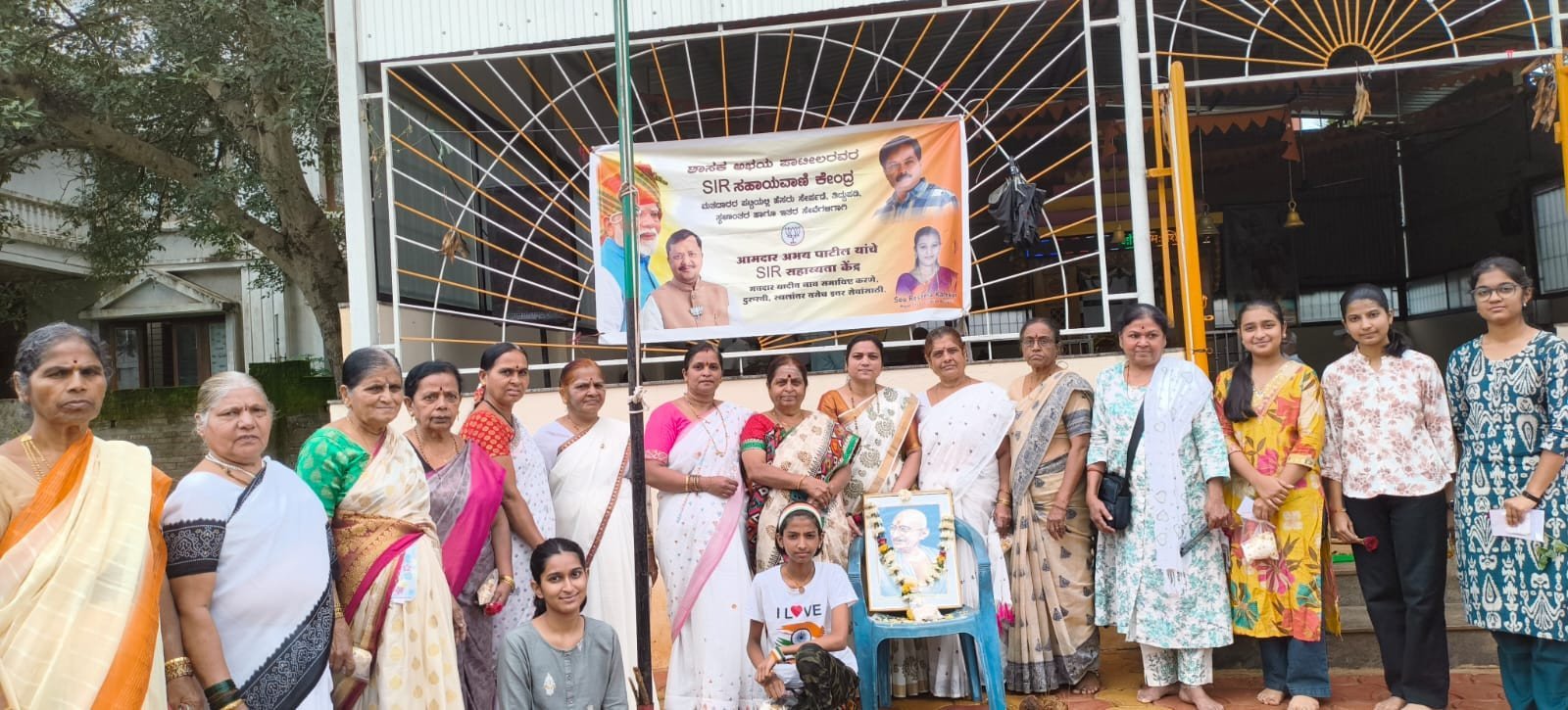 ತ್ರೀ ಶಲಾ  ಮಹಿಳಾ  ಮಂಡಳ ವತಿಯಿಂದ ಟೀಚರ್ಸ್ ಕಾಲೊನಿಯಲ್ಲಿ  ಧ್ವಜಾರೋಹಣ