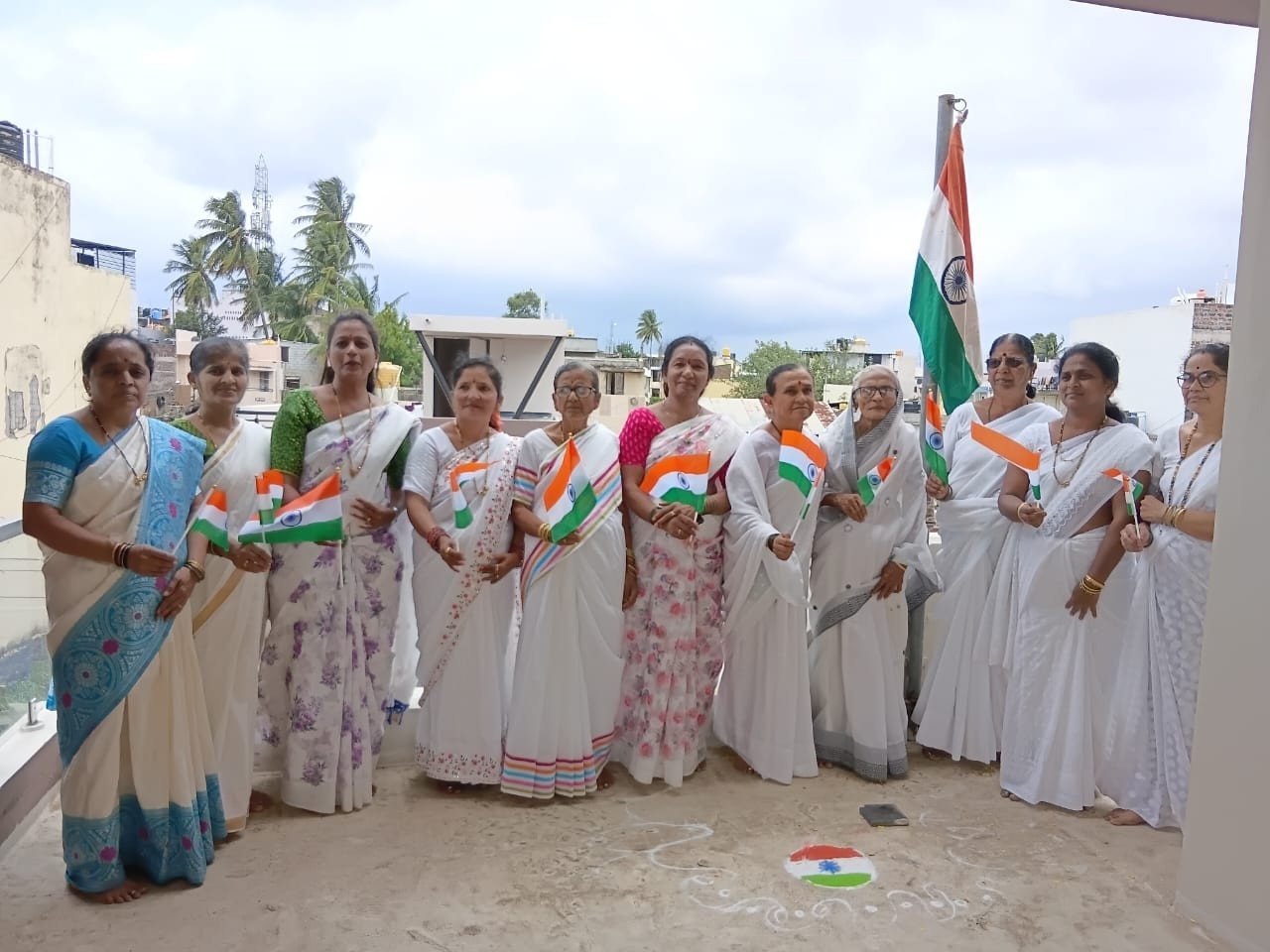 ತ್ರಿಶೀಲಾ ದೇವಿ ಮಹಿಳಾ ಮಂಡಲ ಅಥಣಿ ಅವರಿಂದ ಧ್ವಜಾರೋಹಣ