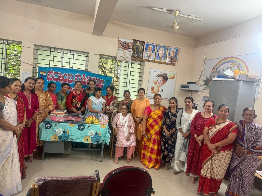 ಇಂದು ದಾವಣಗೆರೆ ಯ ಪದ್ಮಾಂಬ ಮಹಿಳಾ ಸಮಾಜದ ವತಿಯಿಂದ ಎಲ್ಲಾ ಸದಸ್ಯರು ದತ್ತು ಕೇಂದ್ರಕ್ಕೆ ಭೇಟಿ ನೀಡಿದೇವು